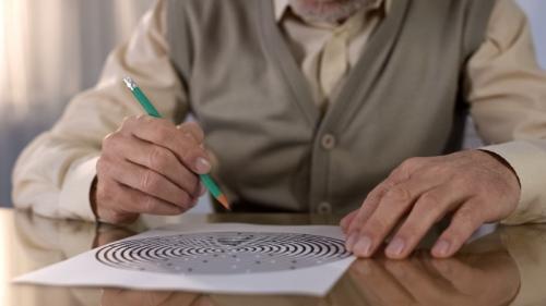 Alzheimer, Parkinson : comment mieux vivre au quotidien avec ces maladies ?