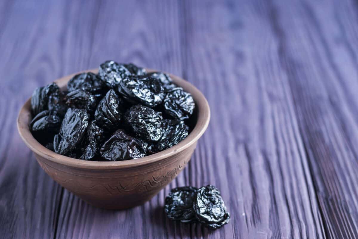 Amas de pruneaux juteux dans un bol