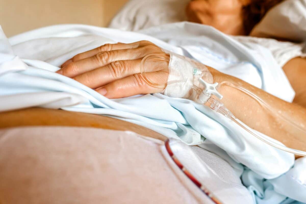 Canule intraveineuse placée dans la main d'un patient âgé pour les soins palliatifs