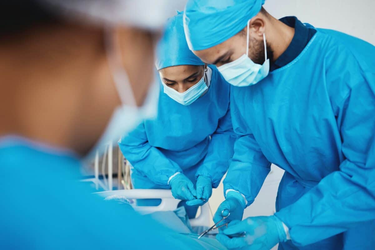 Chirurgie, opération médicale et médecins avec un patient aux urgences d'un hôpital, d'un centre médical ou d'une clinique.