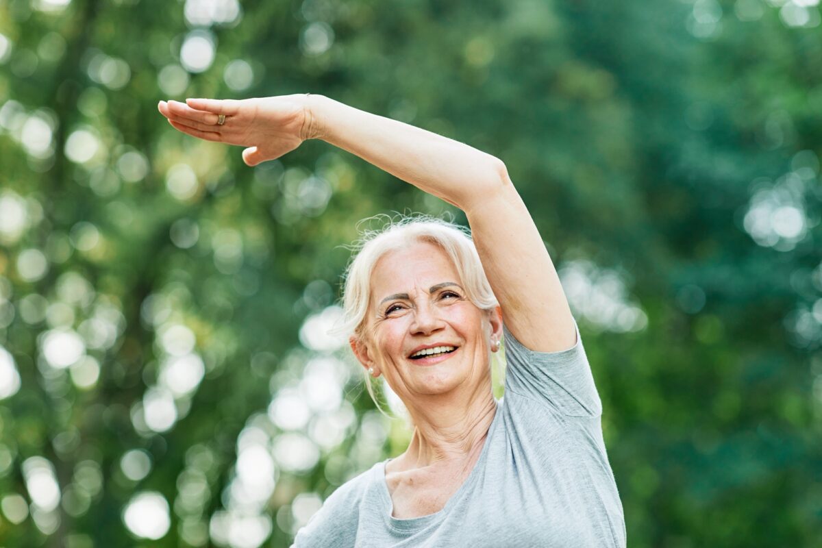 Couple de seniors actifs à l'extérieur