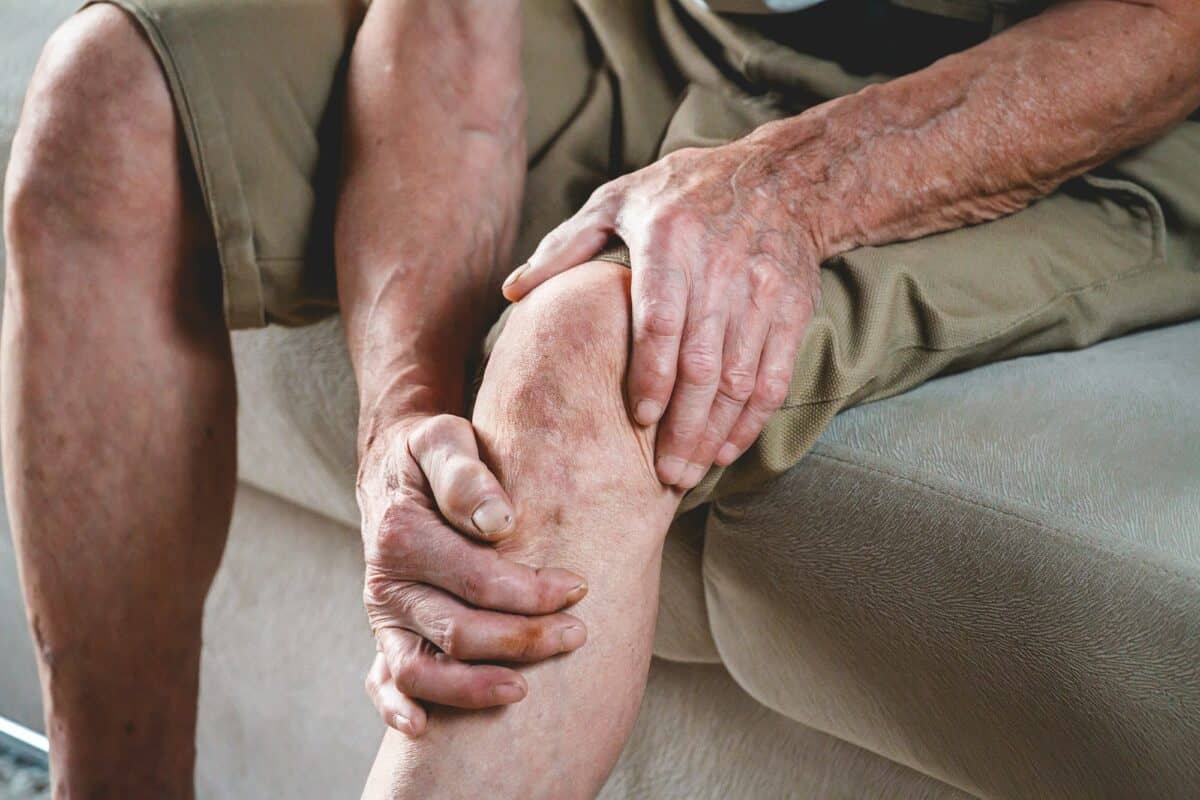 Douleurs dans les jambes et les genoux d'une personne âgée
