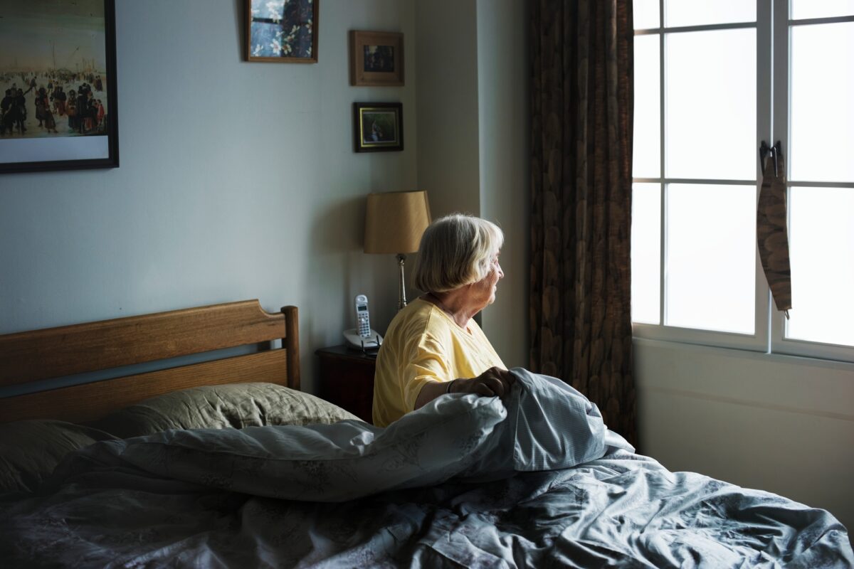 Femme âgée assise dans une chambre