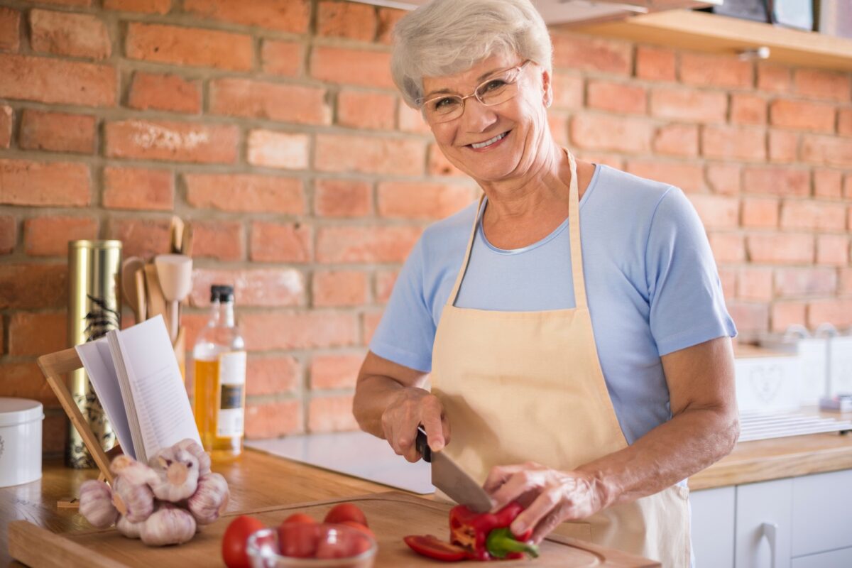 Femme âgée préparant un repas