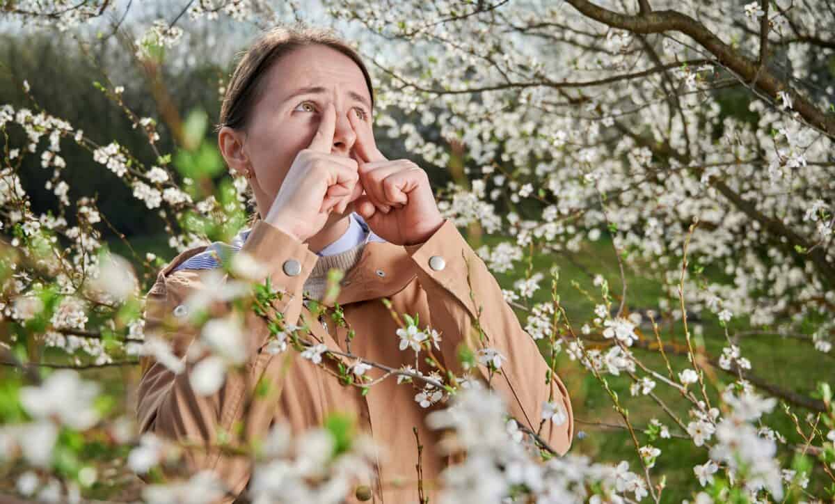 Femme allergique souffrant d'une allergie saisonnière au printemps.