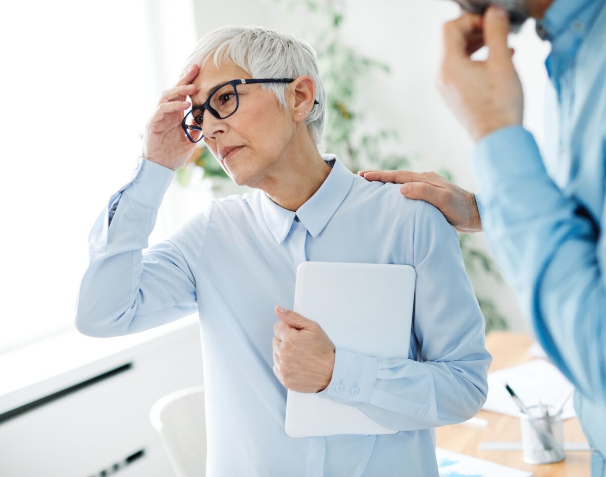 femme d'affaires senior bureau entreprise stress problème mal de tête travail surmené femme d'affaires fatiguée