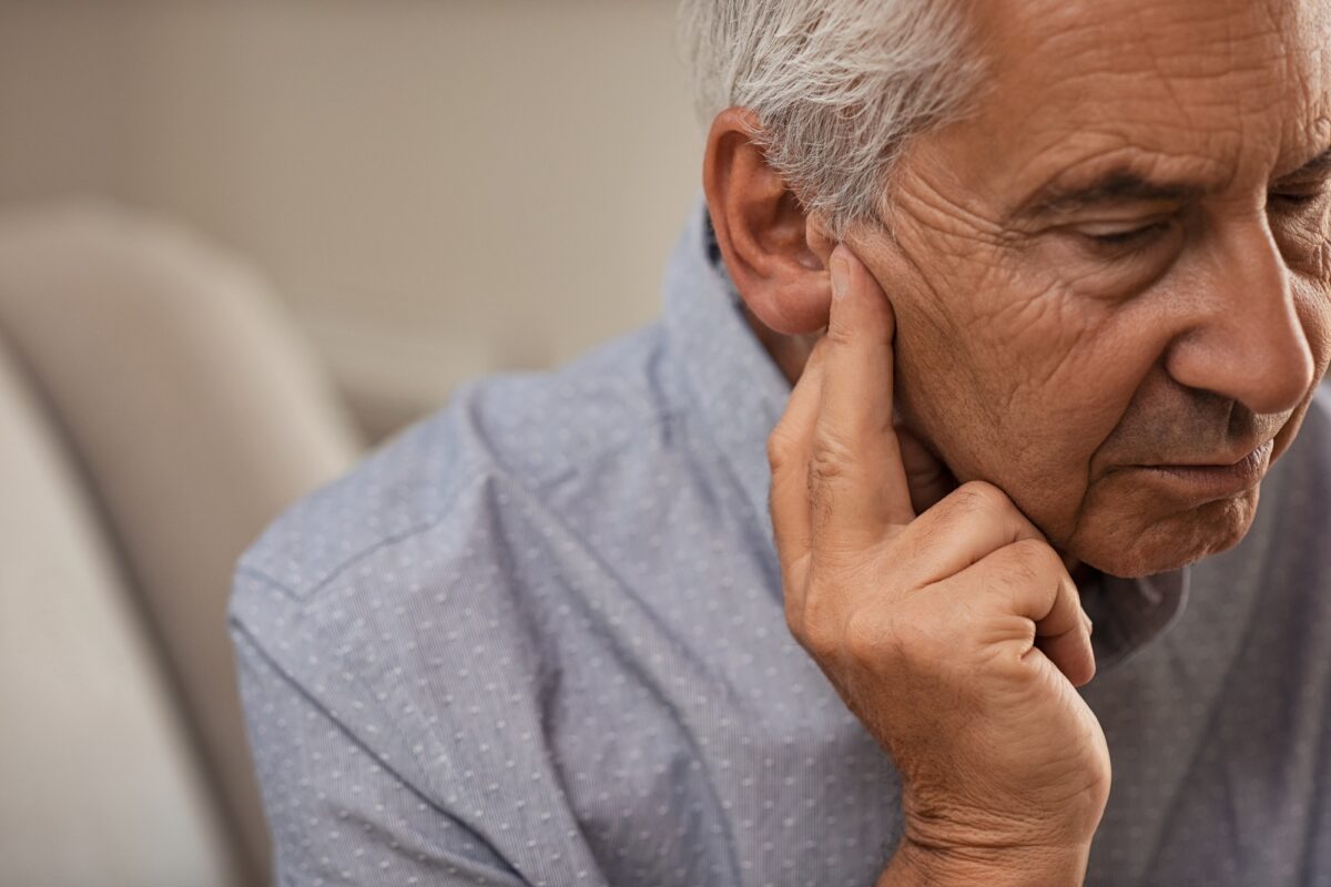 Homme âgé ayant des problèmes d'audition