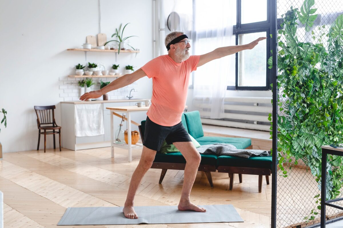 Homme âgé faisant du yoga - concept de bien-être et de bien-être