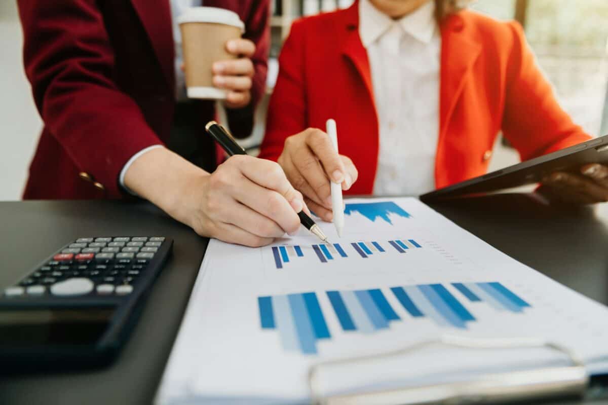 Homme d'affaires et équipe analysant les états financiers Tâche financière