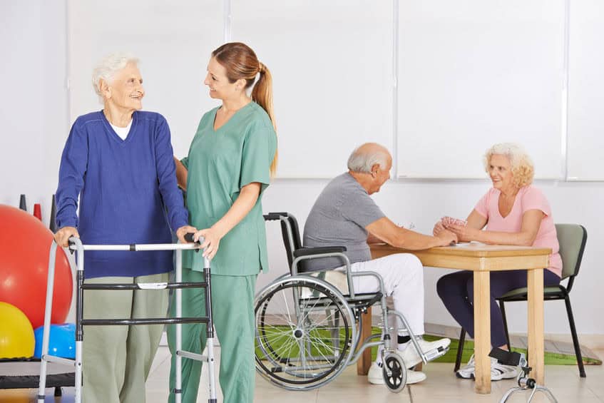 Infirmière gériatrique avec un groupe de personnes âgées
