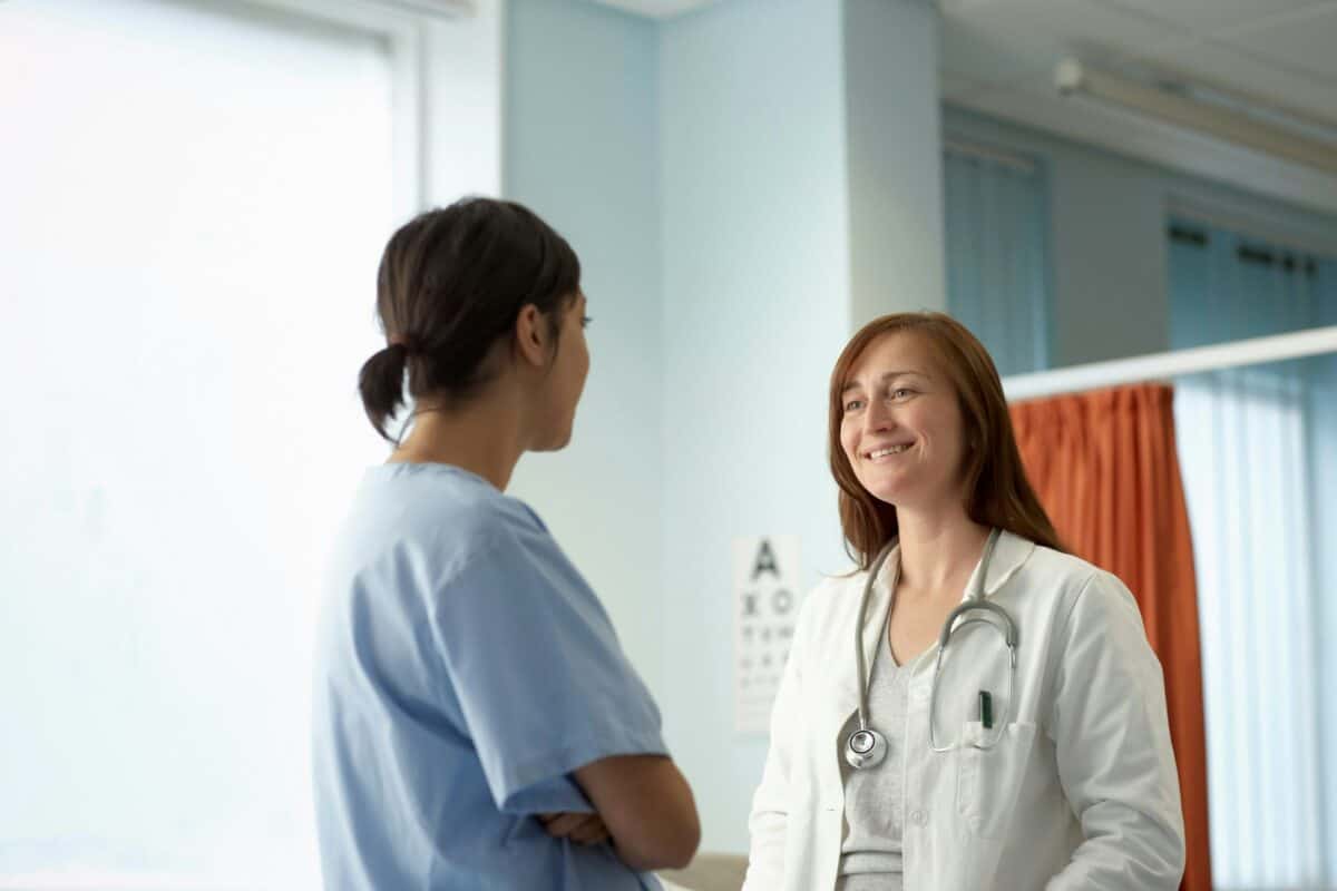 Infirmière et médecin en discussion