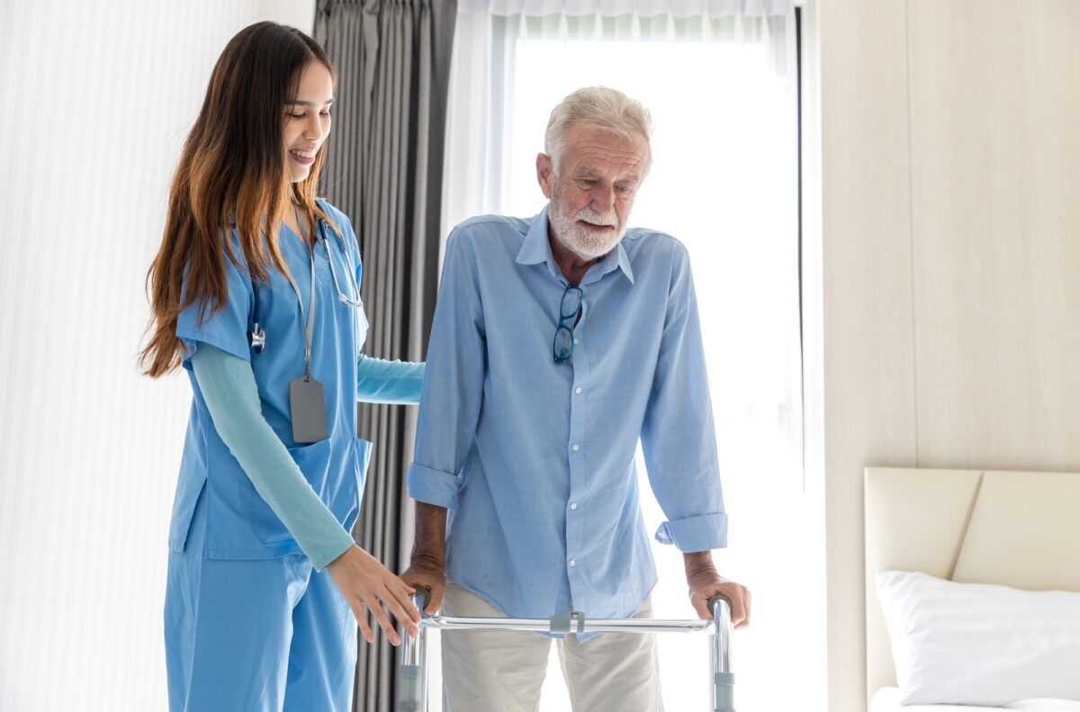 Infirmière aidant une personne âgée Homme tenant un déambulateur essayant de marcher