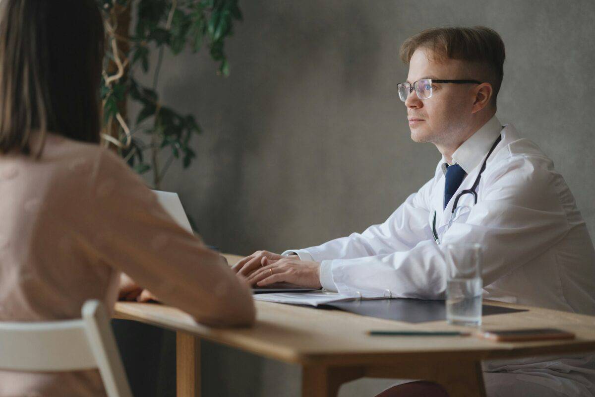 le médecin rédige une ordonnance pour un traitement contre la dépression. un médecin attentif et confiant