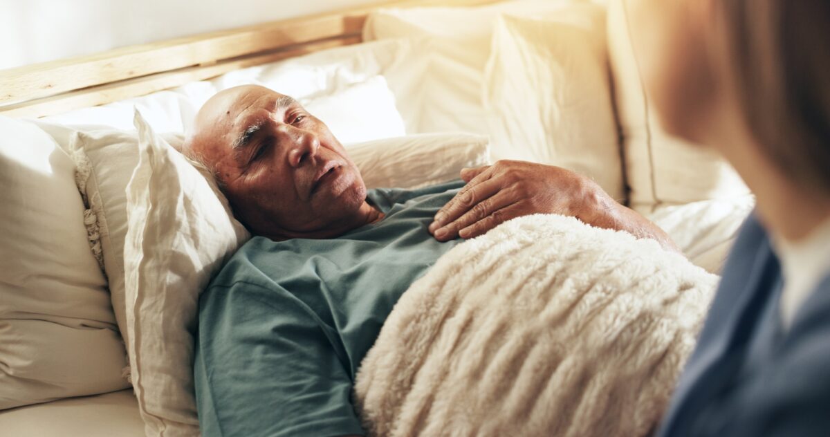 Lit, homme âgé et infirmière avec bilan de santé pour le soutien, le suivi de la santé et du bien-être pour les soins de santé. Hom
