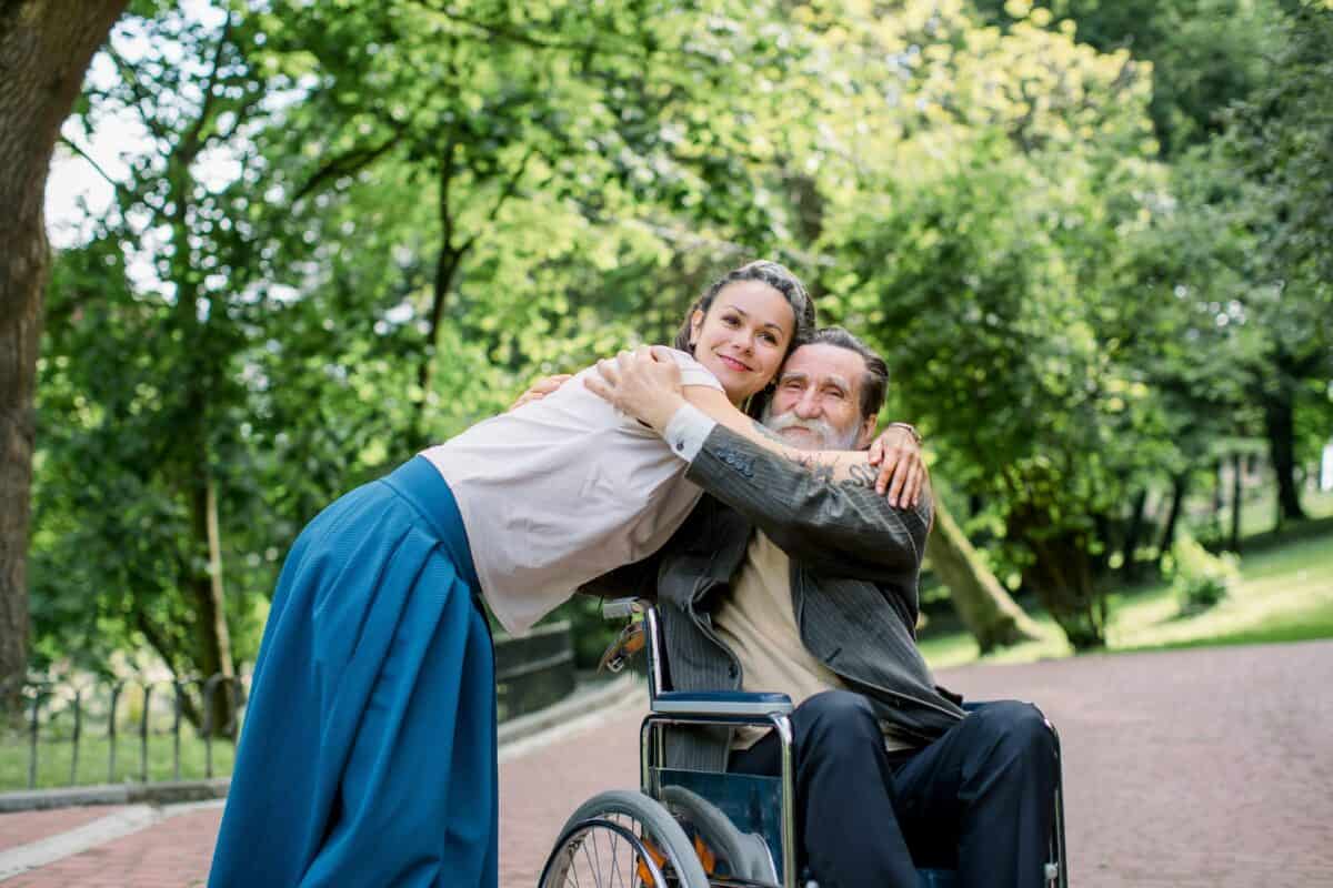 Personnes handicapées, soins palliatifs. Portrait d'été d'un homme barbu en fauteuil roulant.