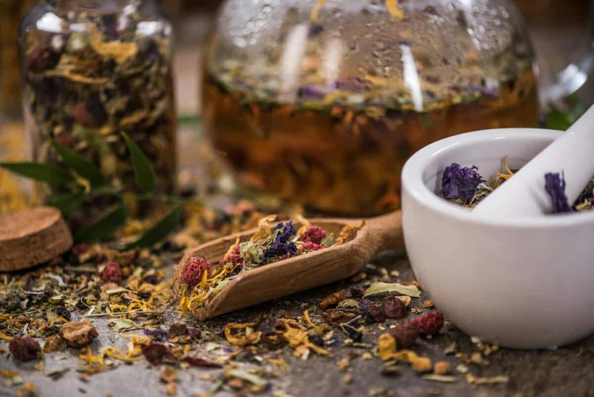 Préparation de thé à partir de thé en vrac et d'ingrédients à base de plantes
