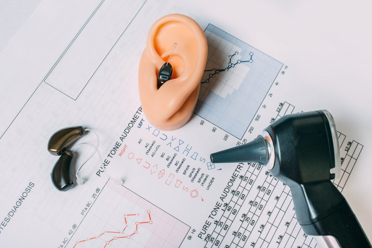 Résultat de l'examen auditif - audiogramme et aides auditives sur la table