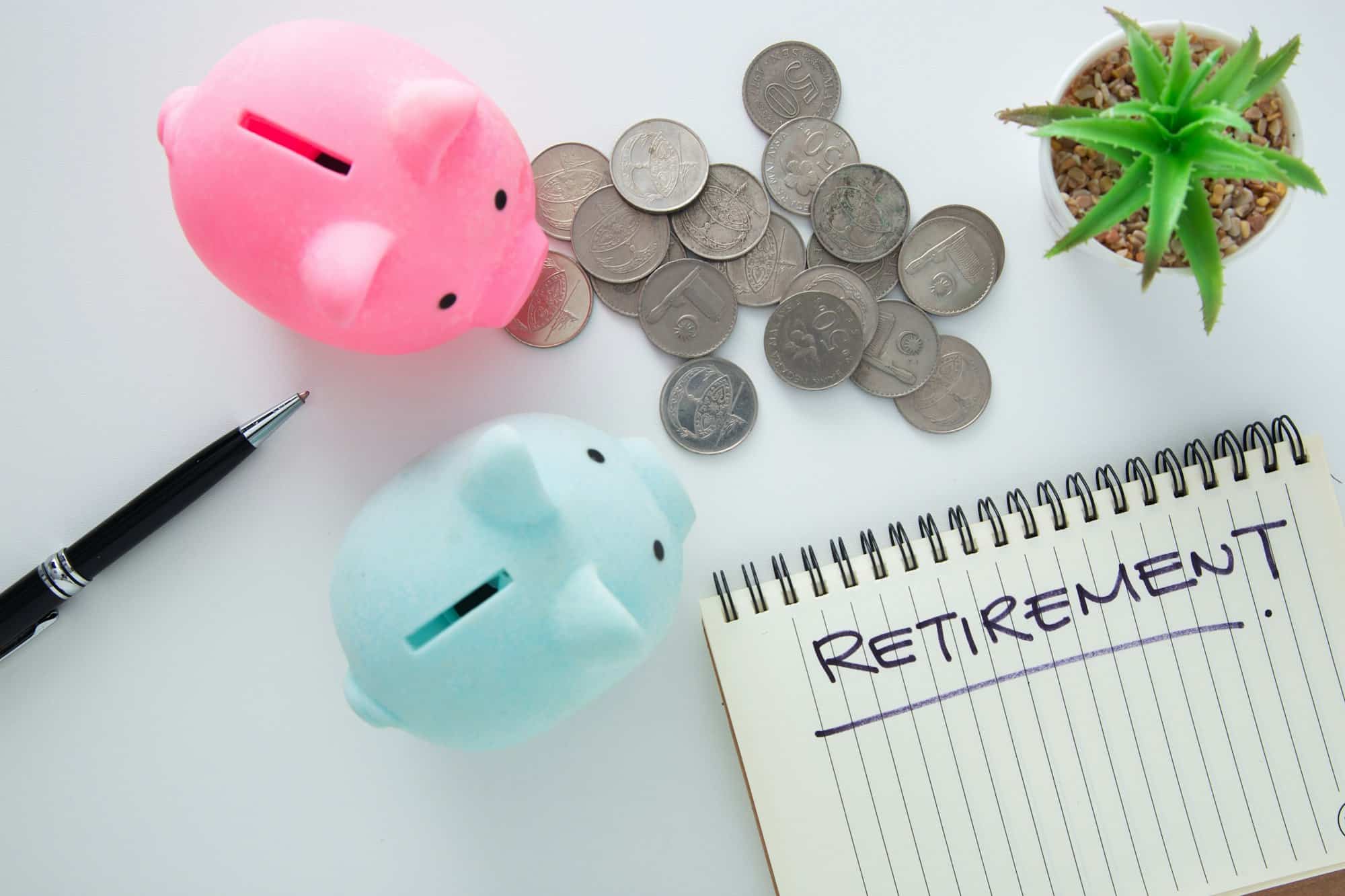 Tirelire et pièces de monnaie pour économiser de l'argent.