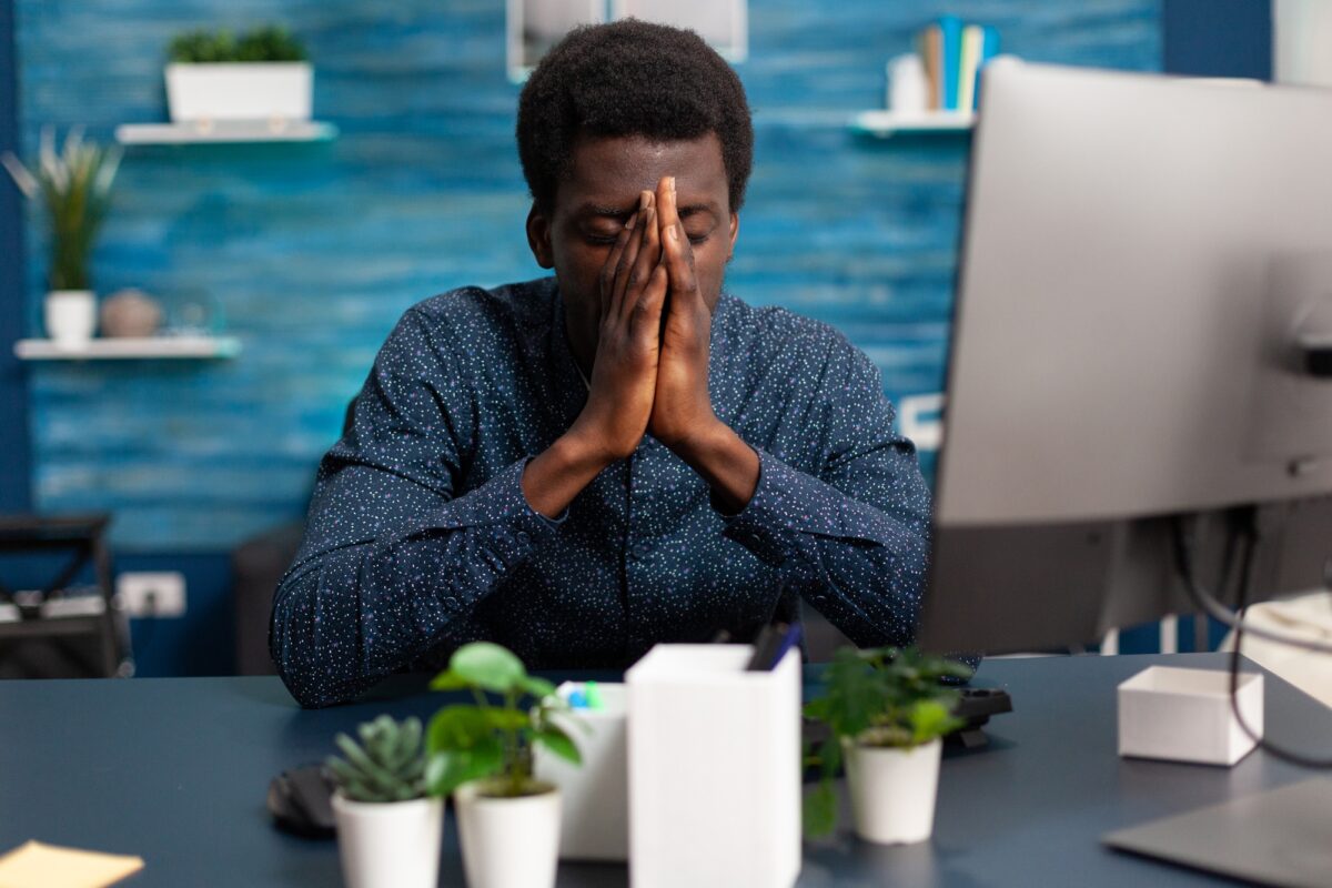 Un Afro-Américain malade stressé par une échéance