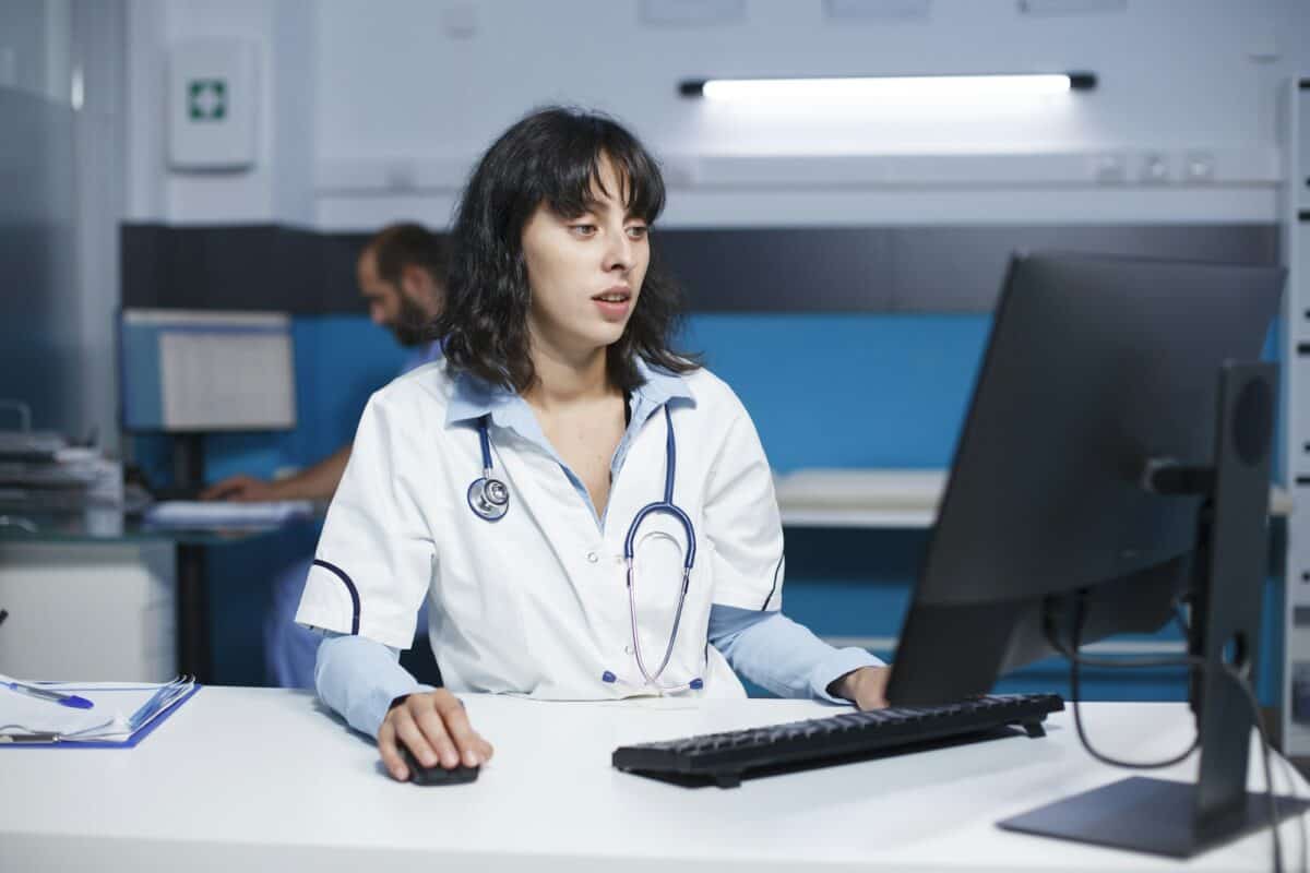 Un médecin spécialisé examine les dossiers médicaux