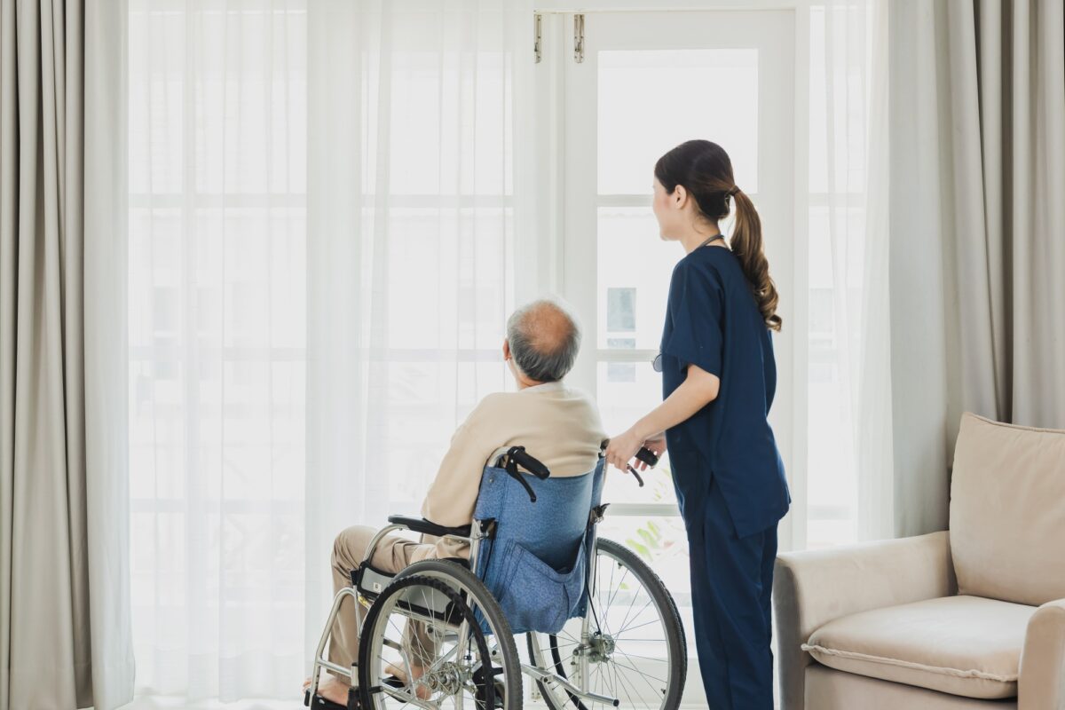 Un senior en fauteuil roulant reçoit une aide médicale pour sa blessure